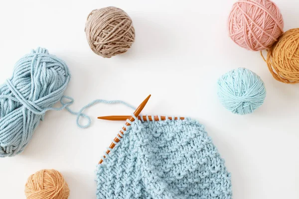 뜨개질이 진행중이다 털실로 뜨개질하는 뜨개질 — 스톡 사진