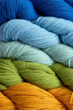 Renkli Yün Toplarını Kapat
