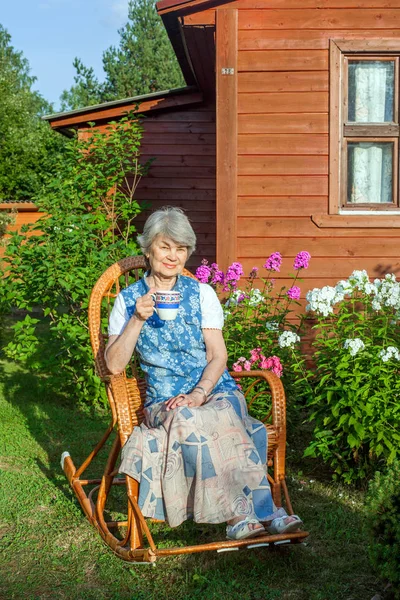 Mujer Mayor Con Taza Descansando Silla Mimbre Casa Campo — Foto de Stock