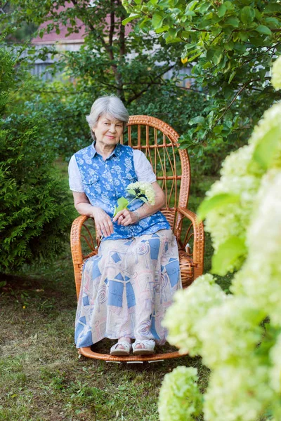 Dość Stara Kobieta Odpoczynku Ogrodzie Bujanym Fotelu — Zdjęcie stockowe