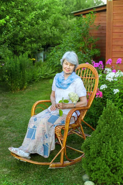 Hübsche Alte Frau Ruht Schaukelstuhl Garten — Stockfoto