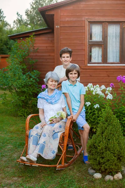 Porträt Von Großmutter Und Enkeln Garten — Stockfoto