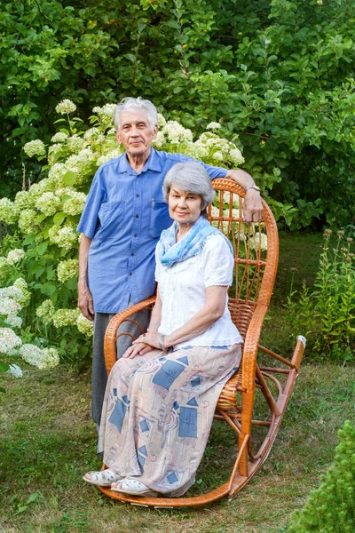 Elderly Couple Posing Garden Evening — Stock Photo, Image