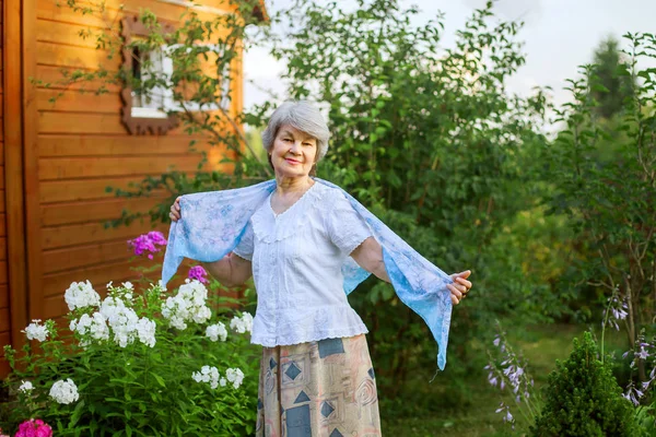 Veselý Starší Žena Pózuje Zahradě — Stock fotografie