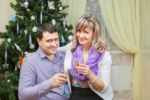 Couple Glasses Champagne Christmas Tree — Stock Photo, Image