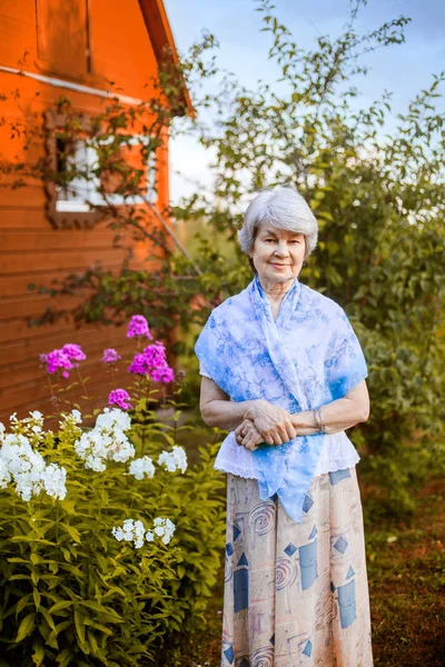 Fröhliche Ältere Frau Posiert Garten — Stockfoto