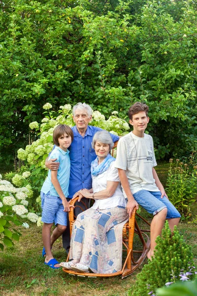 Älteres Ehepaar Und Enkel Garten — Stockfoto