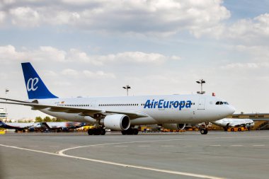Moskova, Rusya - 29 Haziran 2018: Uçak Airbus A330 Sheremetyevo Havaalanı Pist üzerinde Aireuropa