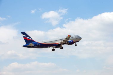 Moskova, Rusya - 29 Haziran 2018: Uçak Airbus A320 Aeroflot Rus hava yolları Sheremetyevo Havaalanı üzerinde gökyüzü 