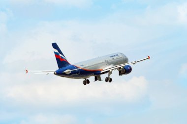 Moskova, Rusya - 29 Haziran 2018: Uçak Airbus A320 Aeroflot Rus hava yolları Sheremetyevo Havaalanı üzerinde gökyüzü 