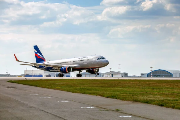アエロフロート ロシア航空 シュニトケ 空港シェレメーチエヴォ国際空港から離陸のモスクワ ロシア連邦 2018 飛行機エアバス A320 — ストック写真