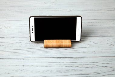 Akıllı telefon standda