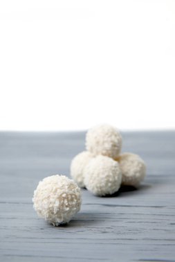 ahşap masa üzerinde hindistan cevizi ve badem ile tatlılar