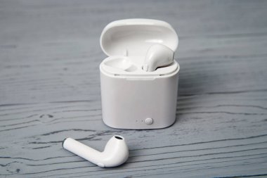 Ahşap bir masada bir dizi kablosuz kulaklık