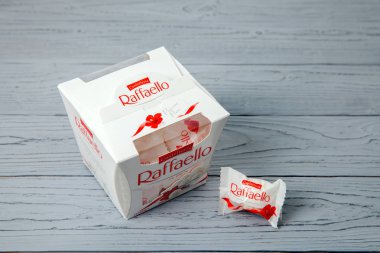 Moskova, Rusya - 19 Ocak 2019: Ahşap masaüzerinde Raffaello tatlıları bir kutu