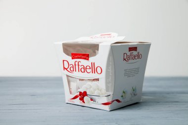 Moskova, Rusya - 19 Ocak 2019: Ahşap masaüzerinde Raffaello tatlıları bir kutu