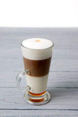 Masada bal ile kafein macchiato bir bardak