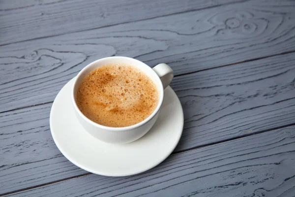 Masada Beyaz Bir Fincan Kahve — Stok fotoğraf
