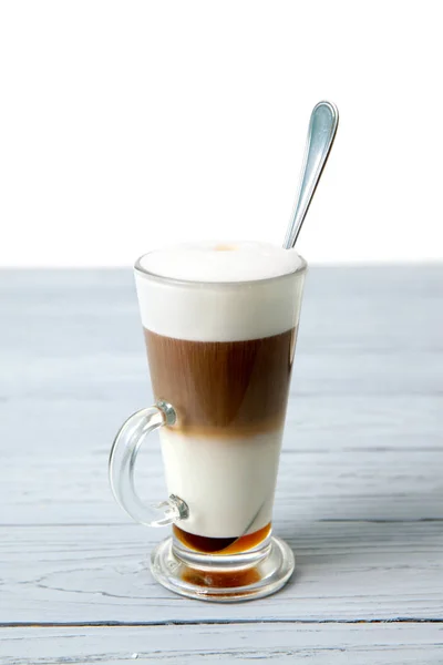 Een Glas Met Koffie Macchiato Een Tafel — Stockfoto