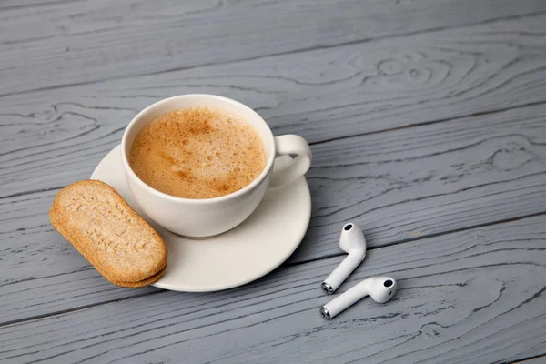 Auriculares Inalámbricos Taza Café Con Coockies —  Fotos de Stock