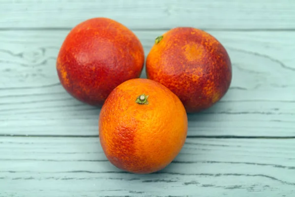 Три Красных Апельсина Деревянном Столе — стоковое фото