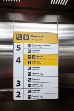 Moskova, Rusya - 08 Ocak 2019: Sheremetyevo uluslararası havaalanında rusça, çince, İngilizce üç dil 