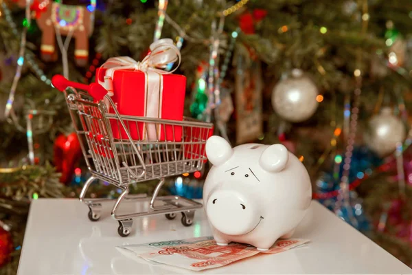 Piggy Bank Uang Dan Hadiah Bawah Pohon Natal — Stok Foto