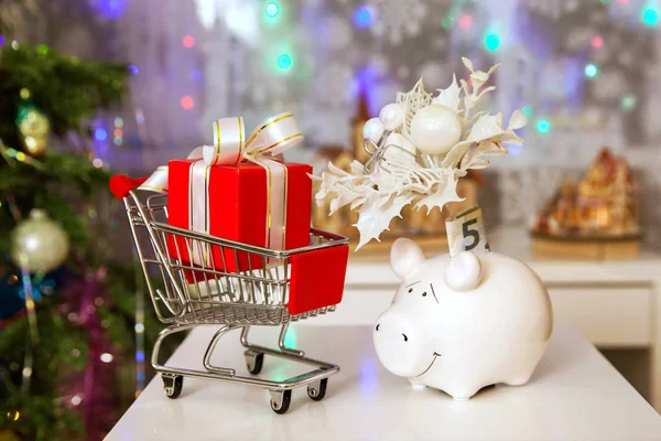クリスマスツリーでユーロ紙幣とギフトと貯金箱 — ストック写真