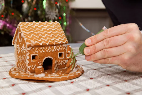 Mano Del Hombre Pintando Casa Jengibre — Foto de Stock