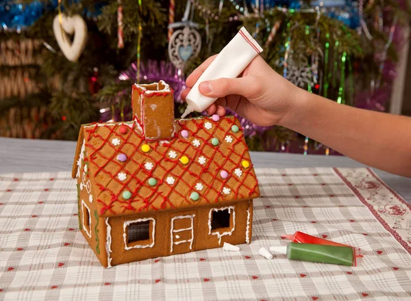 Mano Niño Decorando Casa Jengibre Árbol Navidad — Foto de Stock