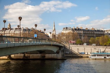 Paris, Fransa - 26 Mart 2019: Güneşli bahar gününde Alma Köprüsü