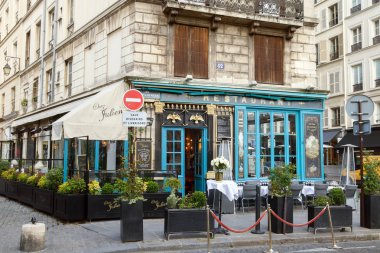 Paris, Fransa - 27 Mart 2019: Fransız Chez Julien restoranı, Spring Day 'de Hotel de ville Caddesi.