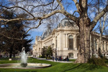 Paris, Fransa - 26 Mart 2019: Güneşli bahar gününde Petit Palais 'de insanlar yürüyor