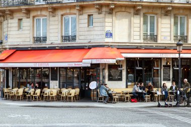 Paris, Fransa - 27 Mart 2019: Jean du Bellay Caddesi 'nde Peolpe in brasserie Le Lutetia