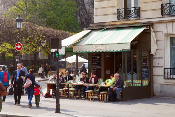 Париж Франция Марта 2019 Года Люди Кафе Эсмеральда Улице Клойт — стоковое фото