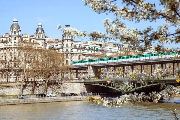 Paris França Março 2019 Ponte Bir Hakeim Com Trem Metrô — Fotografia de Stock