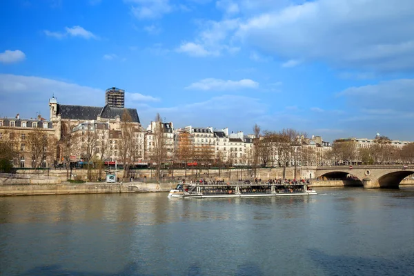 法国巴黎 2019年3月27日 春天阳光灿烂的日子里 塞纳河上的一艘船 — 图库照片