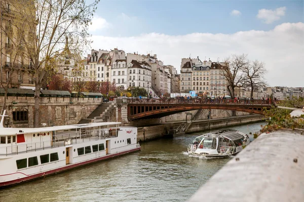 Paris, Fransa - 27 Mart 2019: Bahar günü Seine 'deki turistik tekne