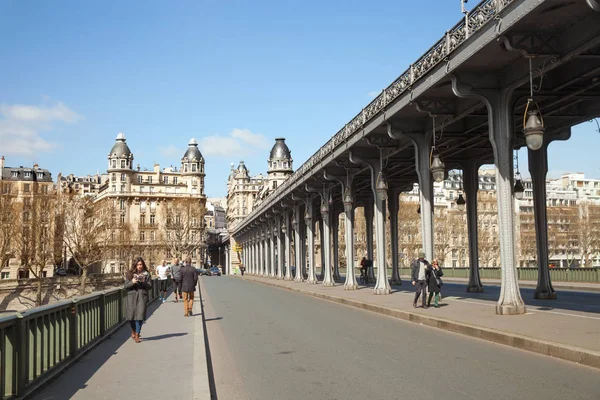 Paris França Março 2019 Pessoas Estão Caminhando Ponte Bir Hakeim — Fotografia de Stock