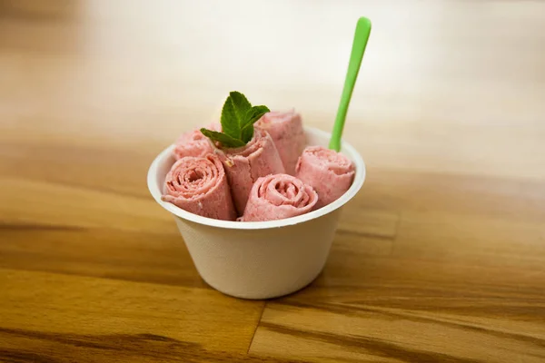 Thai Roll Ice Cream Strawberries Mint — Stock Photo, Image