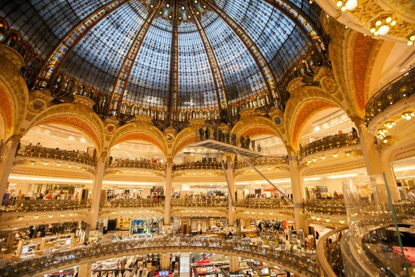 Paris Frankrike Mars 2019 Inredningsvy Över Galeries Lafayette Med Glasbro — Stockfoto