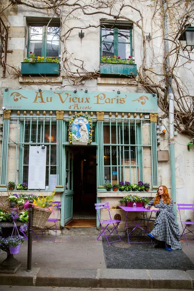Париж Франція Березня 2019 Року Жінка Сидить Кафе Сонячний День — стокове фото