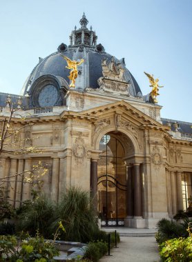 Bahar gününde Petit Palais, Paris, Fransa
