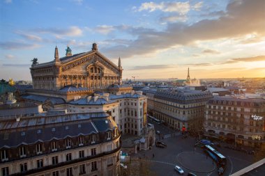 Paris, Fransa - 26 Mart 2019: Galeriler Lafayette 'ten Palais Garnier Operası' nın manzarası