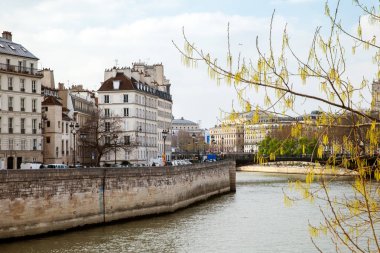 Paris, Fransa - 27 Mart 2019: Bahar günü Saint Louis Adası manzarası