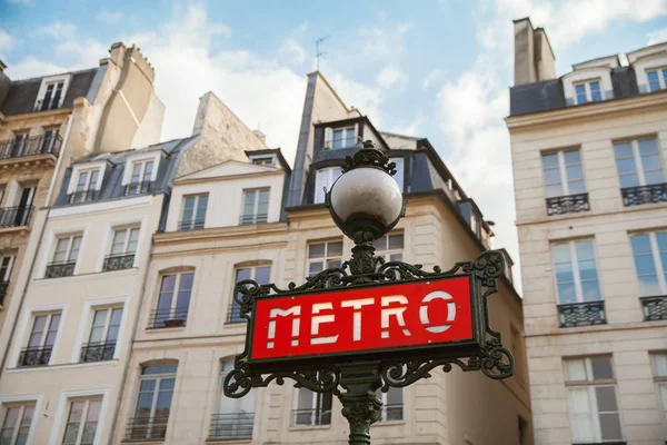 Fransa Binalarla Dolu Red Paris Metro Giriş Tabelası — Stok fotoğraf