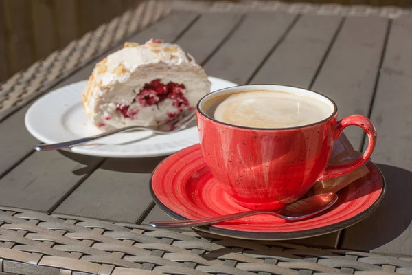 Coffee Meringue Roll Table Outdoor Cafe — Stock Photo, Image