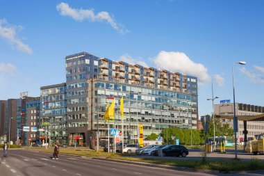 Tallinn, Estonya - Haziran 06, 2020: İnsanlar Tallinn 'in orta kesiminde Ahtri caddesini güneşli bir günde geçiyorlar