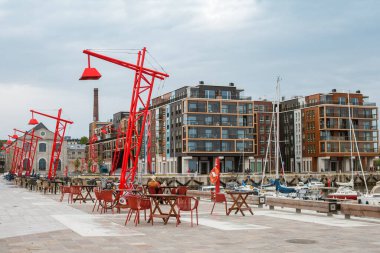 Tallinn, Estonya - 07 Haziran 2020: Cafe Noblessner limanında yeni gayrimenkul