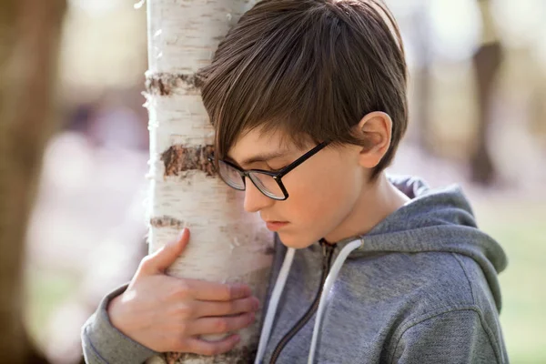 Ragazzo Undici Anni Tronco Betulla — Foto Stock